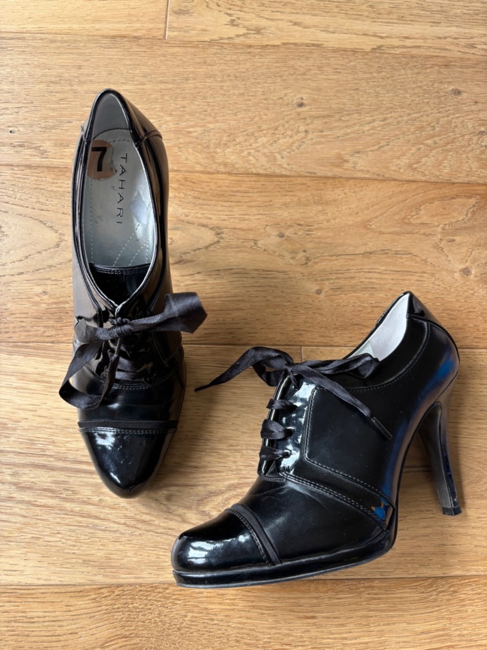 Tahari leather lace up high heels womens 7